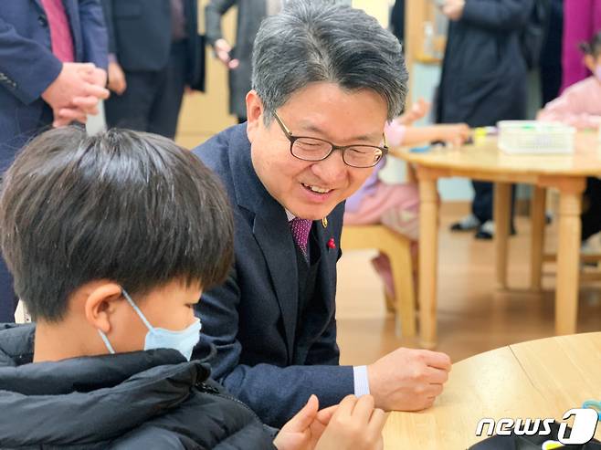 오석환 교육부차관이 30일 늘봄학교 운영에 따른 학교준비 상황을 점검하기 위해 충북 청주 창리초등학교를 방문, 어린이들과 얘기를 나누고 있다.(충북교육청 제공)/뉴스1