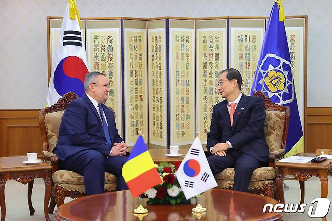 한덕수 국무총리가 21일 정부서울청사에서 니콜라에 치우카 루마니아 총리와 환담을 나누고 있다. (총리실 제공) 2022.12.21/뉴스1