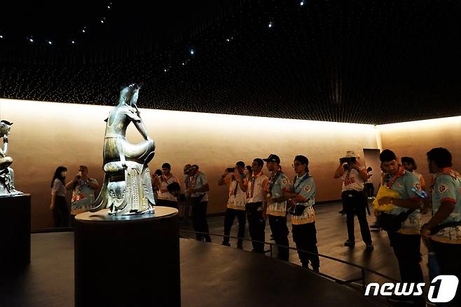 2023 새만금 제25회 세계스카우트잼버리에 참가한 UAE 대원들이 10일 서울 용산구 국립중앙박물관을 찾아 사유의 방을 관람하고 있다. (문화체육관광부 제공) 2023.8.10/뉴스1