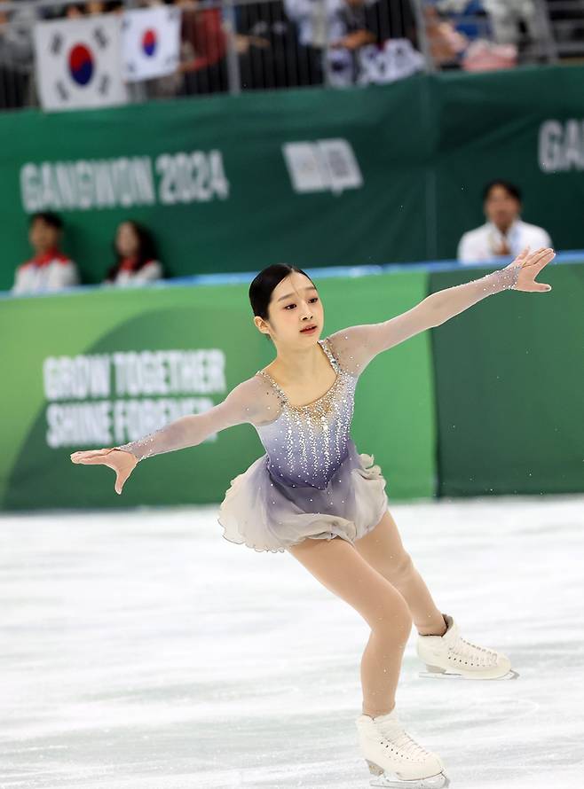 30일 강원 강릉시 아이스아레나에서 열린 2024 강원 동계청소년올림픽 대회 피겨스케이팅 여자 싱글 프리스케이팅 경기에서 대한민국 신지아가 연기를 펼치고 있다. 연합뉴스.