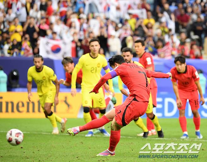 25일(현지시간) 카타르 알와크라 알자누브 스타디움에서 열린 2023 아시아축구연맹(AFC) 카타르 아시안컵 대한민국과 말레이시아의 경기. 손흥민이 페널티킥으로 역전골을 넣고 있다. 알와크라(카타르)=박재만 기자pjm@sportschosun.com/2023.01.25/