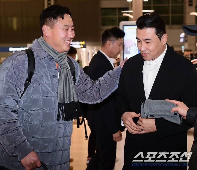 한화 이글스가 30일 오전 스프링캠프가 차려진 호주 멜버른으로 떠나기 위해 인천국제공항에 도착했다. 김강민이 최원호 감독에게 인사하고 있다. 인천공항=정재근 기자 cjg@sportschosun.com/2024.1.30/