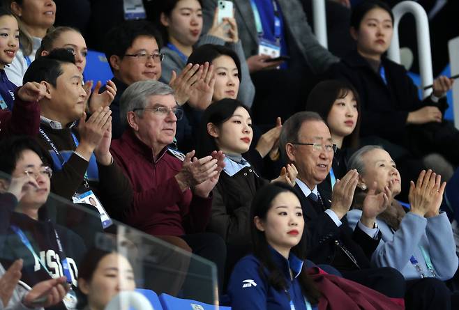 피겨 경기장 찾은 토마스 바흐-싸이-김연아-반기문

<저작권자(c) 연합뉴스, 무단 전재-재배포, AI 학습 및 활용 금지>