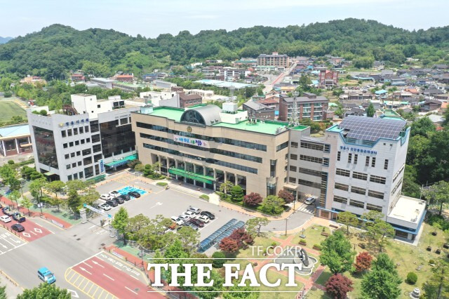 정읍시가 관내 한국토지주택공사(LH) 또는 전북개발공사에서 공급하는 공공임대주택에 거주하거나 입주 예정인 세대에게 계약금을 제외한 임대보증금 최대 2000만 원을 무이자로 융자해 준다. 기간은 최초 2년으로 2회 연장해 최장 6년까지 가능하다. / 정읍시