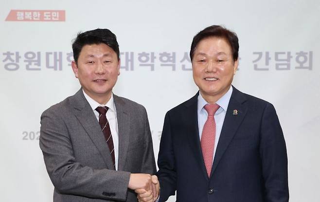 박완수 경남도지사(오른쪽)와 박민원 국립창원대 신임 총장 임명예정자가 손을 맞잡고 있다. [사진제공=경남도청]