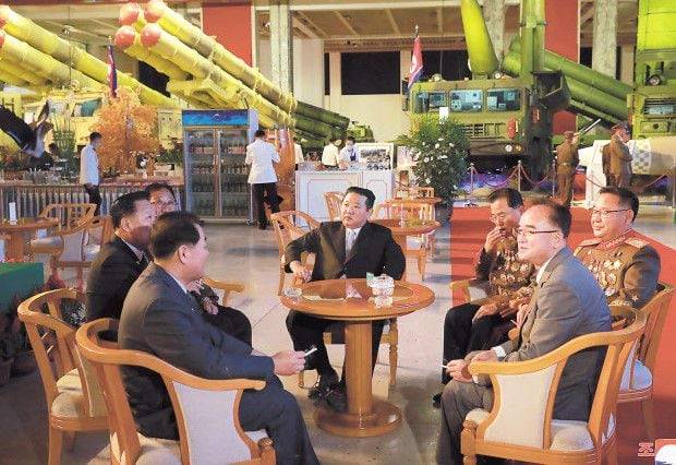 김정은 국무위원장과 장창하 국방과학원장(김정은의 오른쪽), 김정식 노동당 군수공업부 부부장(사진 맨 오른쪽) 등 북한 군사 무기 핵심 관계자들이 2021년 10월 11일 3대혁명전시관에서 개최된 국방발전전람회 '자위-2021'에 참석한 뒤 앉아 맞담배를 피우며 얘기하고 있다. 이들 중 1964년생인 장창하는 광명성 3호 2호기 발사 공로로 '공화국 영웅' 칭호를 받았으며 2016년부터 국방과학원 원장을 맡고 있다. 그는 대한민국 정부의 독자 제재 대상이다./조선중앙통신-연합뉴스