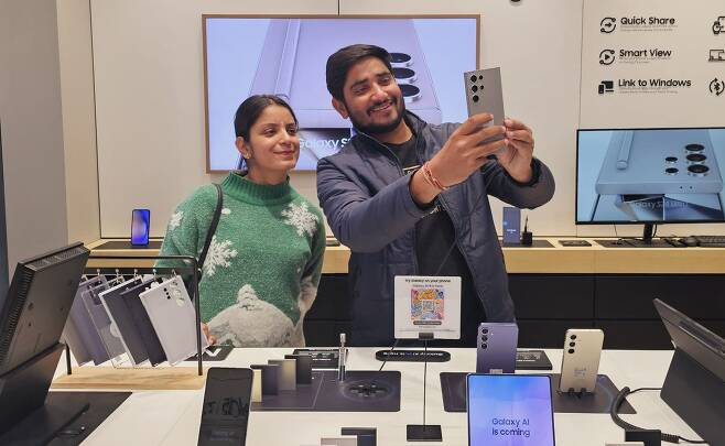 지난 29일 인도 구루가온의 갤러리아 마켓에 위치한 '삼성스토어'에서 현지 소비자들이 '갤럭시 S24 시리즈'를 체험하는 모습. /삼성전자