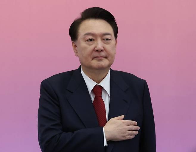 윤석열 대통령이 지난 25일 민생토론회에 참석해 국기에 대한 경례를 하고 있다. ⓒ 뉴시스