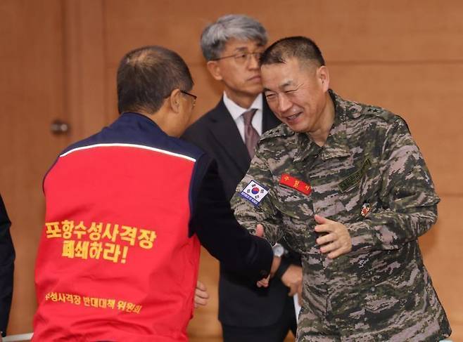 주일석 해병대 제1사단장이 30일 오후 서울 종로구 정부서울청사 별관에서 열린 포항 수성사격장 집단민원 해결을 위한 국민권익위 현장조정회의에 참석해 수성사격장 반대대책위원회 주민과 악수하고 있다. ⓒ뉴시스