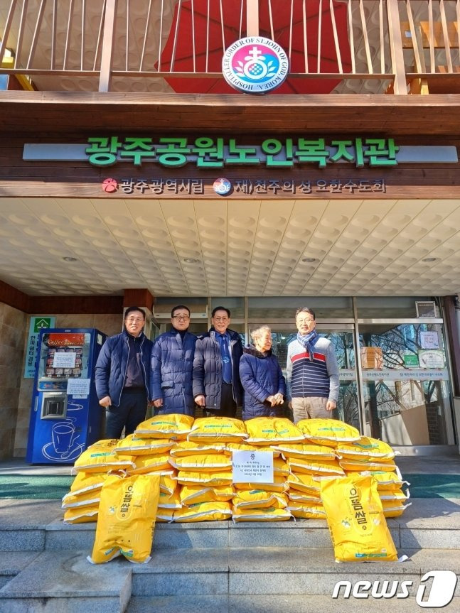 대한민국특전사동지회가 30일 광주시 광주공원노인복지관에 쌀을 기부한 뒤 기념촬영하고 있다. 사진=특전사동지회 제공