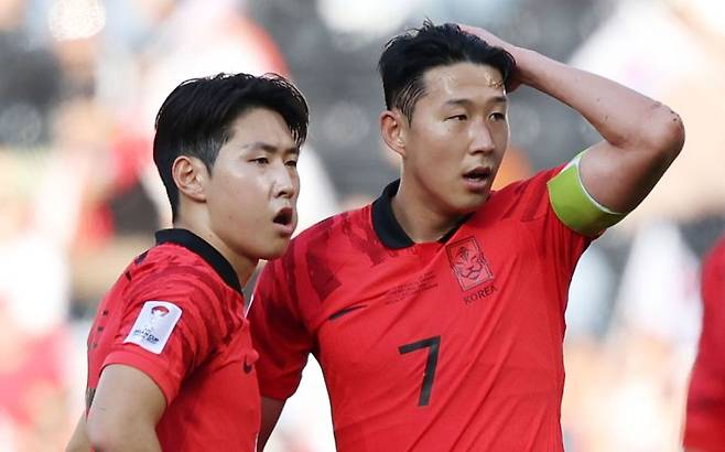 대한민국 축구대표팀 이강인과 손흥민이 15일(현지시간) 카타르 도하 자심 빈 하마드 스타디움에서 열린 2023 아시아축구연맹(AFC) 카타르 아시안컵 조별리그 E조 대한민국과 바레인의 경기에서 프리킥을 준비하고 있다.    뉴스1