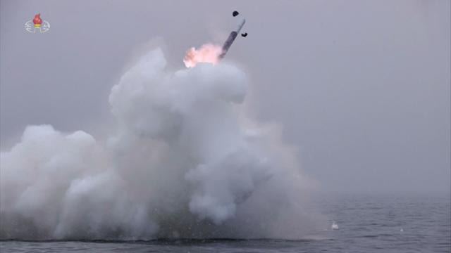 김정은 북한 국무위원장이 지난 28일 오전 새로 개발된 잠수함발사전략순항미사일 '불화살-3-31형'의 시험발사를 지도했다고 조선중앙TV가 29일 보도했다. 평양 조선중앙TV=연합뉴스