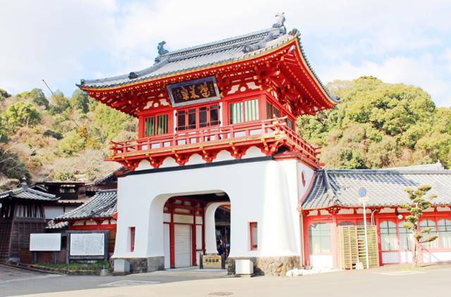 다케오 온천은 1915년 세운 온천 입구의 주홍빛 누문으로도 유명하다. 도쿄역과 조선은행 본점(현 한국은행 화폐박물관) 등을 설계한 건축가 다쓰노 긴고의 작품이다.