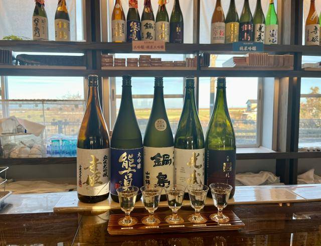 양조장 마을로 가시마도 유명하다. 가시마 히젠하마역 플랫폼과 바로 연결된 하마바에서는 각종 대회에서 수상한 지역의 사케를 맛보고 구입할 수 있다. 지역 양조장들은 3월 23, 24일 이틀간 모든 시설을 개방하고 '신슈(햇술)'를 소개하는 양조장 투어 행사를 연다.