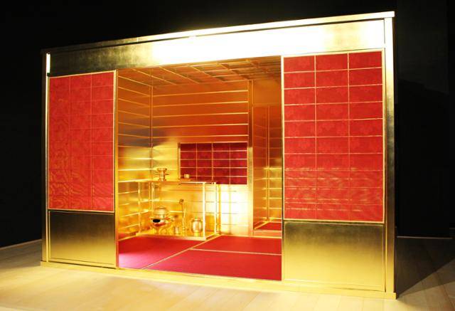 나고야성박물관에는 도요토미 히데요시가 당시 자신의 권력을 과시하기 위해 만든 '황금다실'이 복원, 전시돼 있다.