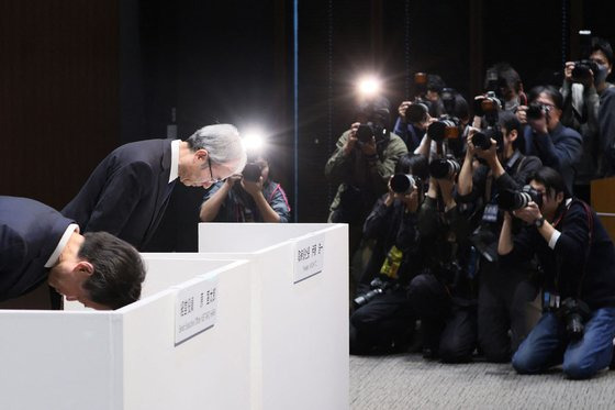 도요타 계열사 임원들이 지난 29일 도쿄에서 기자회견을 시작하면서 고개를 숙이고 있다. AFP=연합뉴스