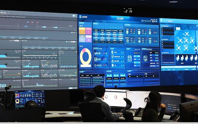 금융결제원 직원들이 지난 8일 경기 성남의 통합관제실에서 온라인·원스톱 대환대출 인프라 서비스를 점검하고 있다. 연합뉴스