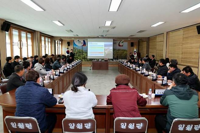 오도창 군수가 일월면을 찾아 군정을 설명하며 주민과 소통하고 있다. (영양군 제공) 2024.01.30 