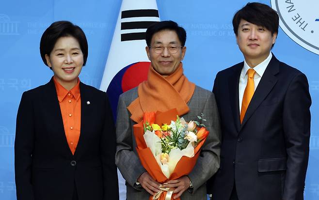 한국의희망 양향자 대표와 개혁신당 이준석 대표가 30일 국회에서 이창한 전 반도체협회 부회장 한국의희망 입당 환영식을 하고 있다. / 사진=연합뉴스