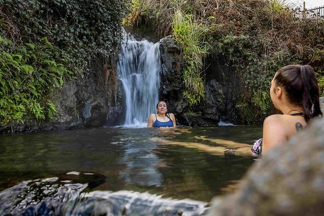 오투무헤케 스트림에서 온천을 즐기는 모습.  /사진= Miles Holden