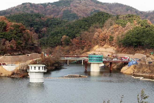 경북 경주의 한 저수지 교량 공사현장. 연합뉴스