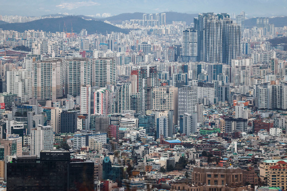 한국건설산업연구원이 최근 발표한 '건설동향브리핑 924호'에 따르면 국토교통부가 실시한 2022년 주거실태조사에서 자가보유율은 전체 소득계층에서 상승세를 보였으나 중위소득 가구의 경우 하락했다. 미국 주택시장에서도 유사한 현상이 관찰된 바 있어 중위소득 가구 자가보유율에 대한 면밀한 모니터링 필요성이 제기된다./사진=뉴시스