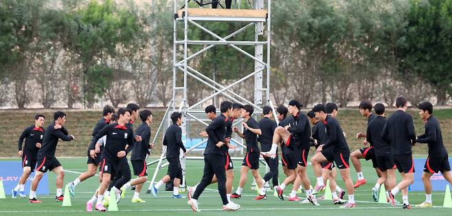 한국이 오는 31일 사우디아라비아와 아시안컵 16강전을 치른다. 사진은 위르겐 클린스만 감독이 선수들의 훈련 모습을 지켜보고 있다. /사진= 뉴스1