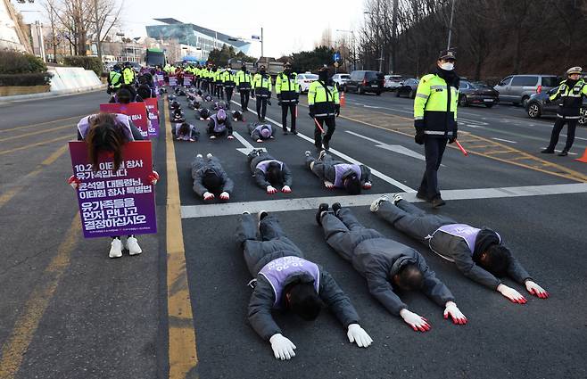 이태원 참사 유가족과 종교인들이 29일 오전 서울 용산구 이태원역 1번 출구 앞에서 용산구청을 지나 대통령실 방향으로 이태원 참사 특별법 공포를 촉구하는 오체투지를 하고 있다. [연합]