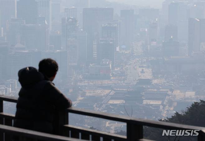 [서울=뉴시스] 황준선 기자 = 서울의 초미세먼지 농도가 나쁨 수준을 보인 지난 29일 오후 서울 종로구 북악산에서 바라본 도심이 뿌옇게 흐리다. 2024.01.29. hwang@newsis.com