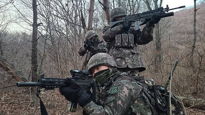 [대구=뉴시스] 육군 제50보병사단이 혹한기 전술훈련으로 '즉(즉시)·강(강력히)·끝(끝까지)'의 군사대비태세를 확립한다. (사진=육군 제50보병사단 제공) 2024.01.30. photo@newsis.com *재판매 및 DB 금지