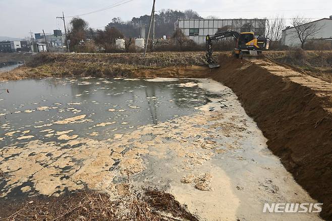 [평택=뉴시스] 김종택 기자 =  11일 경기도 평택시 청북읍 관리천 일대에 유해화학물질 보관소에서 화재가 발생한 뒤 오염수가 하천으로 유입되자 관계자들이 방제둑을 쌓고 있다. 긴급방제 작업이 진행중인 곳은 화성시 양감면과 평택시 청북읍을 잇는 관리천으로 약 7.4km 구간이 오염됐다. 이곳 하천수는 화성시 양감면 소하천을 통해 관리천으로 연결된 뒤 진위천을 거쳐 아산호로 유입된다. 2024.01.11. jtk@newsis.com