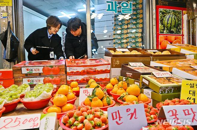 [수원=뉴시스] 김종택 기자 = 설 연휴를 열흘 앞둔 30일 경기도 수원시 팔달구 못골시장에서 국립농산물품질관리원 경기지원 수원사무소 관계자들이 원산지 위반행위에 대한 일제 점검을 하고 있다. (공동취재) 2024.01.30. photo@newsis.com