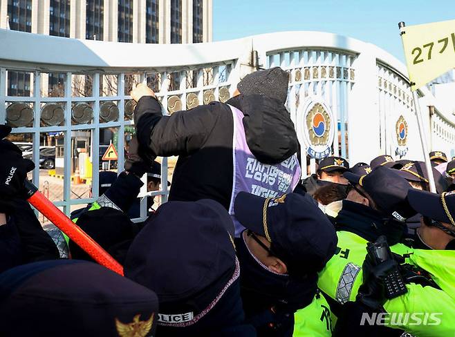 [서울=뉴시스] 김진아 기자 =  10.29 이태원 참사 유가족들이 30일 서울 종로구 정부서울청사 앞에서 이태원참사 특별법 공포 촉구 기자회견을 하던 중 국무회의에서 이태원 참사 특별법 재의요구안(거부권)이 의결되자 항의하고 있다. 2024.01.30. bluesoda@newsis.com