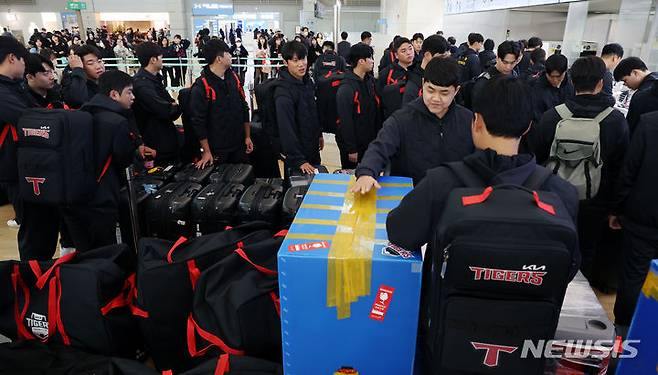 [인천공항=뉴시스] 조성우 기자 = KIA 타이거즈 선수들이 30일 오후 2024시즌 준비를 위한 스프링캠프 참가를 위해 인천국제공항 제1여객터미널 출국장에서 탑승수속을 하고 있다. 이날 오전 장정석 전 KIA 타이거즈 단장과 김종국 전 감독은 후원사로부터 금품을 수수한 혐의로 구속 전 피의자 심문을 받아 구속 기로에 놓여있다. 2024.01.30. xconfind@newsis.com