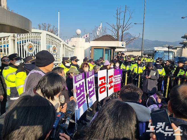 이태원 참사 유가족들이 30일 오전 10시쯤 서울 종로구 정부서울청사 정문 앞으로 모여 항의행동을 진행했다. 양형욱 기자