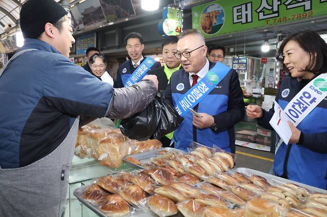 황주호 한수원 사장이 30일 경주지역 전통시장을 찾아 물건을 구매하고 있다. 한수원 제공