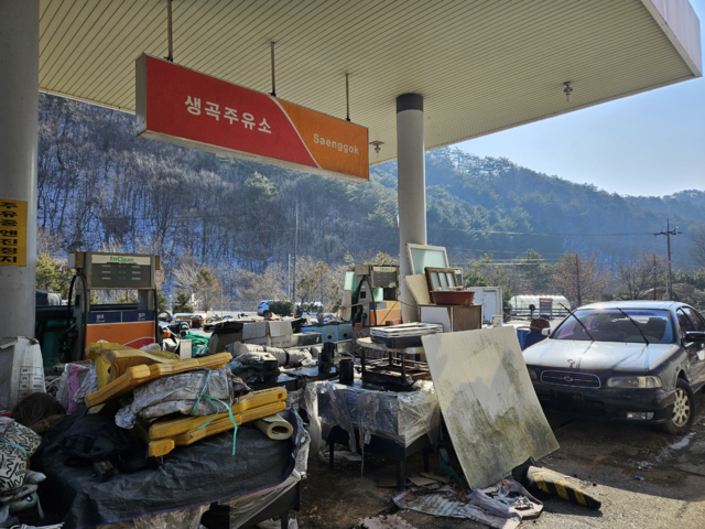 강원 홍천군 서석면의 한 휴업 주유소. 각종 잡동사니와 폐차 등이 주유기 주변으로 가득 차 있다.