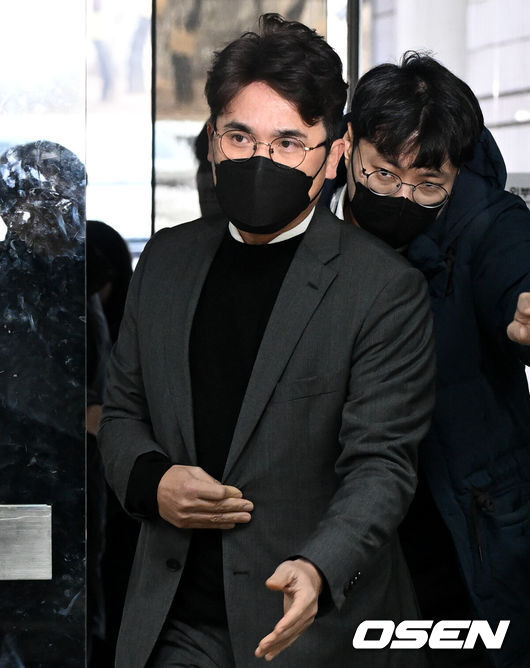 [OSEN=조은정 기자]배임수재 등 혐의를 받고 있는 프로야구 KIA 타이거즈 장정석 전 단장이 구속 전 피의자 심문(영장실질심사)을 받기 위해 30일 오전 서울 서초구 서울중앙지방법원으로 들어서고 있다. 2024.01.30 /cej@osen.co.kr