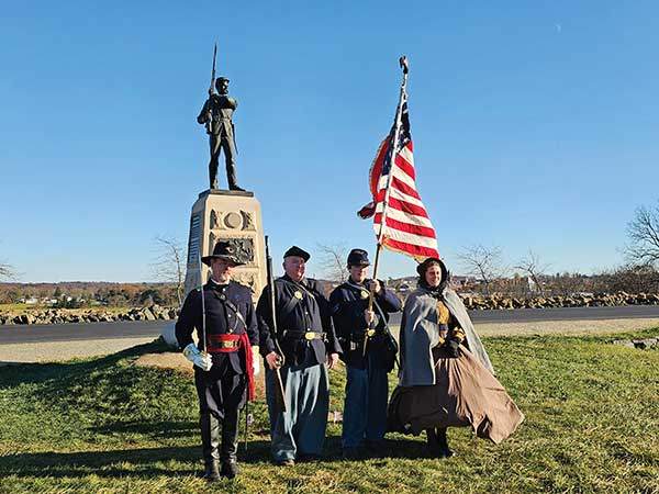 북군 복장을 갖춘 이들이 기념사진을 찍고 있다.
