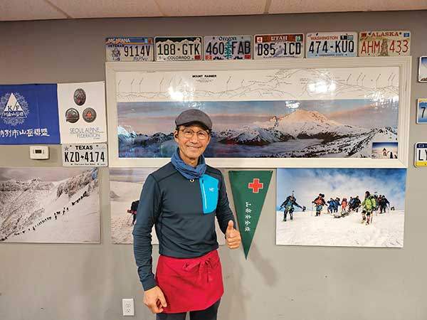 식당 더 쿱을 운영하고 있는 최연묵 사장은 산악인이다.