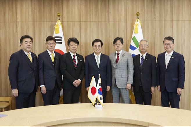 김동연 경기도지사(가운데)와 일본 아이치현의회 의원단이 30일 경기도청에서 간담회 직후 기념촬영을 하고 있다. 경기도 제공 