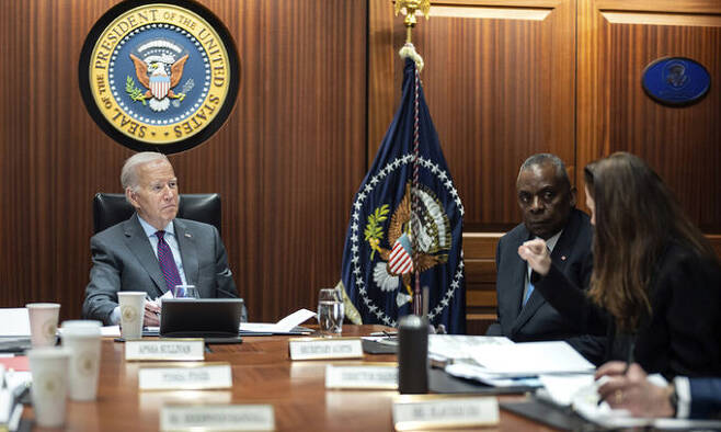 29일(현지시간) 미국 워싱턴DC 백악관에서 일일 브리핑 받는 조 바이든 미국 대통령. AP연합뉴스