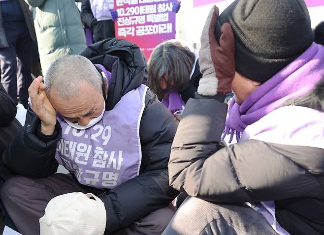 10·29 이태원 참사 유가족들이 30일 오전 서울 종로구 정부서울청사 앞에서 농성 중 이태원 참사 특별법 재의요구안 의결 소식이 전해지자 허탈해하고 있다. 연합뉴스