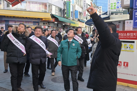 김길성(왼쪽 세번째) 중구청장이 대형 전통시장의 화재 예방 캠페인에 나서 현장을 점검하고 있다.   중구 제공