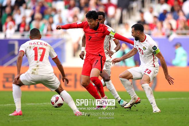 ▲ 위르겐 클린스만 감독이 이끄는 한국 축구대표팀은 20일 오후(한국시간) 카타르 도하의 알투마마 스타디움에서 열리는 2023 아시아축구연맹(AFC) 아시안컵 E조 2차전에서 요르단과 2-2 무승부를 거뒀다. 한국은 전반 8분에 나온 손흥민의 선제골로 1-0 리드를 잡았지만, 37분에 나온 박용우의 자책골로 동점을 내줬다. 이어서 전반전 종료 직전 역전골을 내주며 끌려갔다. 하지만 후반 추가시간에 나온 상대 자책골로 벼랑 끝에서 살아났다