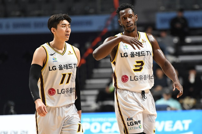 LG 양홍석(왼쪽)과 후안 텔로. /사진=KBL