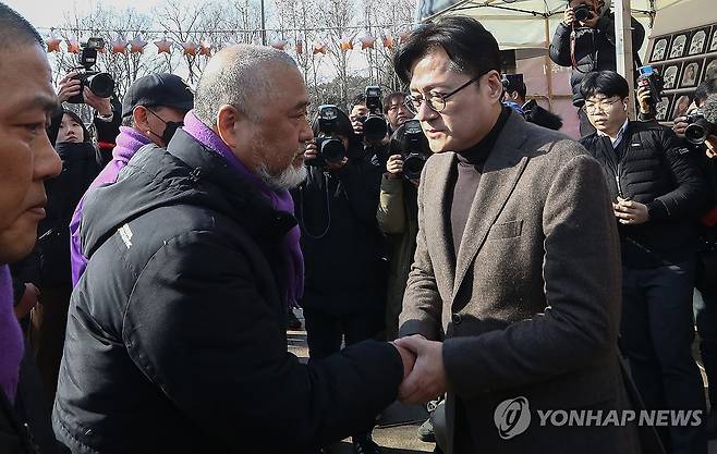 이태원참사 유가족 만난 홍익표 원내대표 (서울=연합뉴스) 서명곤 기자 = 국무회의에서 '10·29 이태원참사 진상규명과 재발방지 및 피해자 권리보장을 위한 특별법안'에 대한 재의요구안이 의결된 30일 오후 더불어민주당 홍익표 원내대표가 서울광장 10·29 이태원참사 희생자 합동분향소에서 유가족들과 면담에 앞서 인사하고 있다.  2024.1.30 [공동취재] seephoto@yna.co.kr