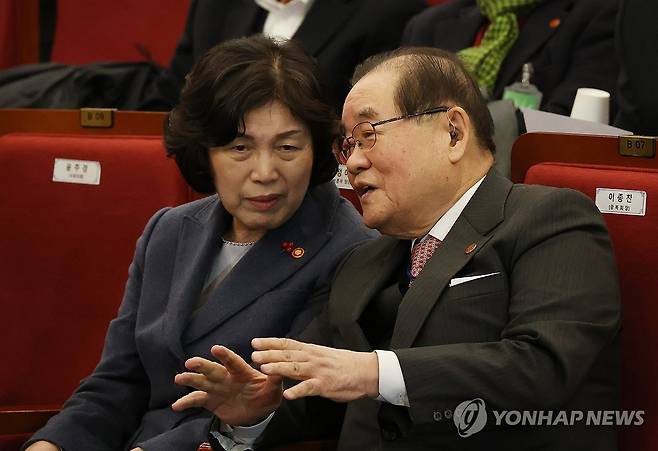 국가보훈부 장관과 광복회장 (서울=연합뉴스) 신준희 기자 = 강정애 국가보훈부 장관(왼쪽)과 이종찬 광복회장이 30일 국회도서관에서 열린 '독립운동가 이승만 학술 대토론회'에서 대화하고 있다. 2024.1.30 hama@yna.co.kr