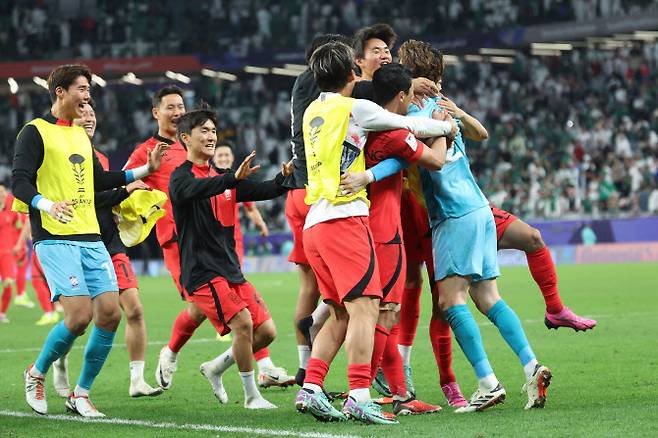 대한민국 대표팀 선수들이 승부차기에서 선방쇼를 선보인 조현우와 포옹하며 승리를 자축하고 있다.사진=뉴스1
