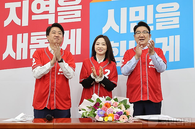 국민의힘에 입당한 차유람(가운데)이 이준석 당 대표(좌)와 권성동 원내대표(우)와 기념촬영을 하고 있다, 국민의힘 공식 SNS 계정